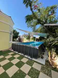 فيلا عائلية مميزة بحوض سباحة ومرافق خاصة