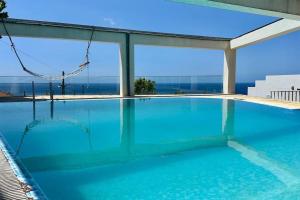 Sky T2, Vista Mar e Piscina em Varadouro, Faial
