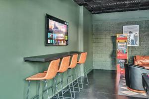 Rooftop Hot Tub City Views Pac-Man Pool Table