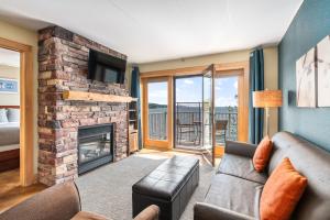One-Bedroom Lakeside Suite room in East Bay Suites