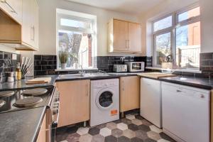 West Midlands-Contractor-Long stay-parking-4 beds