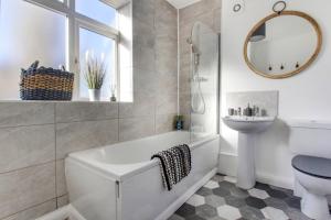 West Midlands-Contractor-Long stay-parking-4 beds