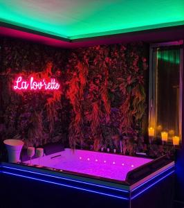 La Lovrette - Maisonnette Romantique avec Balnéo, Sauna Privatif et Expériences Érotiques