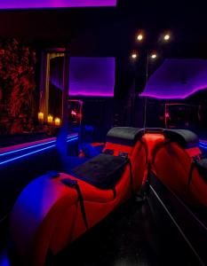 La Lovrette - Maisonnette Romantique avec Balnéo, Sauna Privatif et Expériences Érotiques