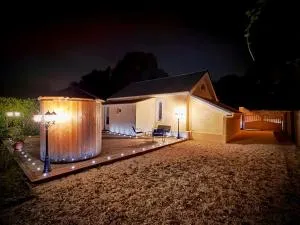 La Lovrette - Maisonnette Romantique avec Balnéo, Sauna Privatif et Expériences Érotiques - Éterville
