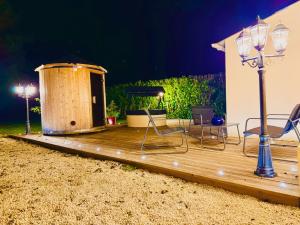 La Lovrette - Maisonnette Romantique avec Balnéo, Sauna Privatif et Expériences Érotiques