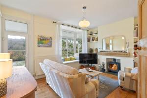 Cosy Home on the Waterfront Private Parking