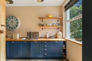 Cosy Home on the Waterfront Private Parking