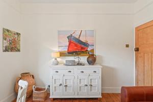 Cosy Home on the Waterfront Private Parking