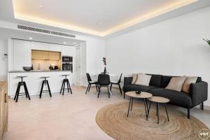 ViVi Homes - Jade Beautiful Apartment with Spa, Pool and Cinema 200 meters from the beach