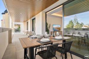 ViVi Homes - Jade Beautiful Apartment with Spa, Pool and Cinema 200 meters from the beach