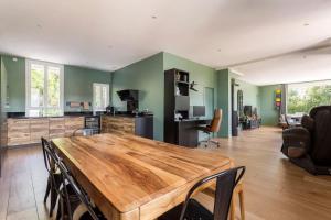 Maisons de vacances House with swimming pool near Lyon : photos des chambres