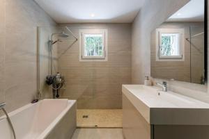 Maisons de vacances House with swimming pool near Lyon : photos des chambres