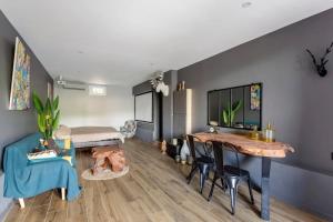Maisons de vacances House with swimming pool near Lyon : photos des chambres