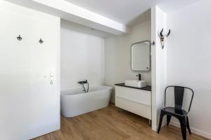 Maisons de vacances House with swimming pool near Lyon : Maison de Vacances