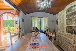 Casa em Campos do Jordão com Varanda e Lareira