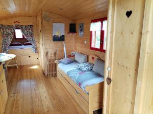 Maisons de vacances Roulotte atypique calme au milieu de la verdure : Maison 1 Chambre