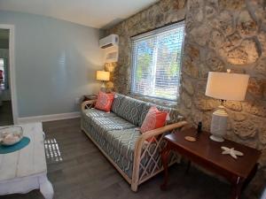 Starfish - Spacious By River 1.3 Mi to Beach 1 Bd 1 Bth Kit