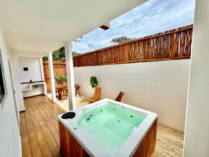 Chic 2BR Condo, Private Jacuzzi and 2 Free Bikes