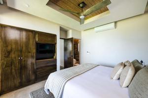 Beachfront Villa, Private Pool & Daily Breakfast