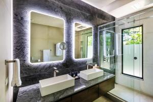 Beachfront Pool 5 BD Villa