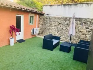 Maisonnette T1 au calme à 1min à pied de la gare SNCF - Entressen