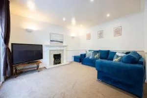 Detached Home in Greater Manchester with Free Parking - Romiley