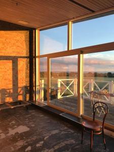 Eventyrligt og rummeligt hus med havudsigt