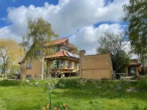 Særpræget & teatralsk villa, med skøn udsigt - Stege