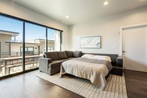 Hideout Haven: Luxe Retreat w Lake View & Hot Tub