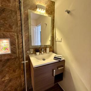 Nawi habitación privada con aire y wifi