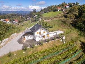 Zidanica sredi dolenjskih gričev - V gaj 