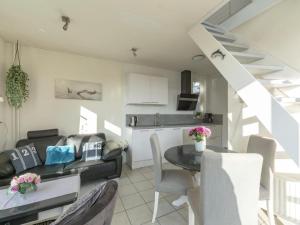Comfy beachside holiday home