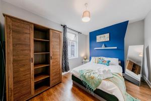 Spacious 3-Bedroom Liverpool Home Sleeps 6 Great Transport Links