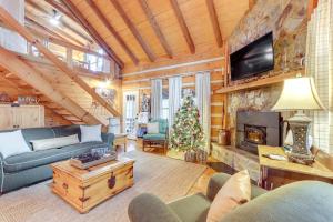 Hot Tub & Games: Ridgetop Cabin in Blue Ridge!