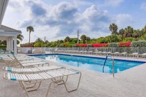 Walk to Blue Heron Beach 1st-Floor Lakefront Unit