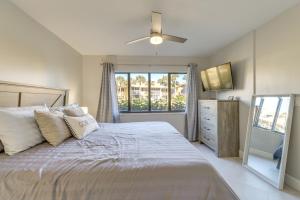 Walk to Blue Heron Beach 1st-Floor Lakefront Unit
