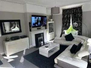 Beautiful & Vast Central Apartment Free Parking - Charlton Kings