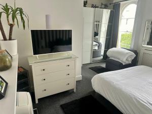 Beautiful & Vast Central Apartment Free Parking