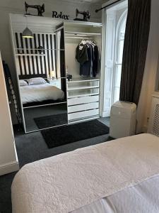 Beautiful & Vast Central Apartment Free Parking