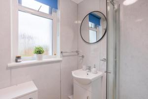 Stylish Two Bedroom Apartment with Private Parking