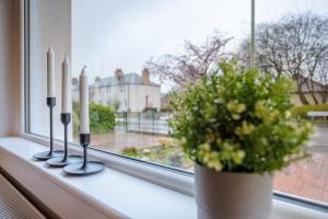 Stylish Two Bedroom Apartment with Private Parking