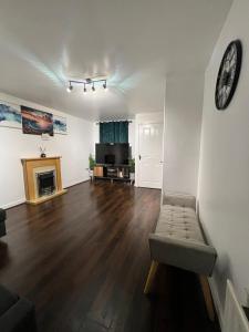 New Manchester City Getaway House with 2 FREE Parking