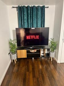 New Manchester City Getaway House with 2 FREE Parking