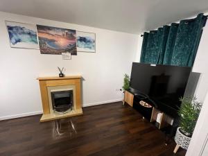 New Manchester City Getaway House with 2 FREE Parking