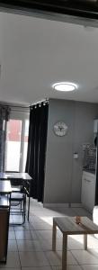 Appartements Charmantstudio avec balcon : photos des chambres