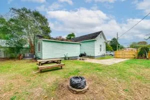 1 Mi to Stadium Home with Porch in Greenville! - Chocowinity