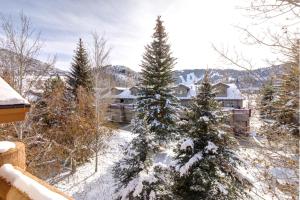 KBM Resorts Deer Valley free winter shuttle to Snow Park pick up at home Sleeps 12 Hot Tub PGE-2413