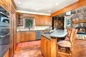 KBM Resorts Private Home Complimentary Deer Valley Winter Shuttle Hot Tub Mountain views Wood Fireplace 2 Family Rooms PAC-2410