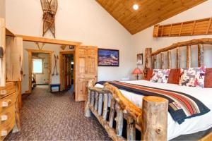 KBM Resorts Timber Wolf Lodge Mountain Elegance with Gas Fireplace Common Hot Tubs Near Canyons Village TWL-5b